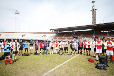 Een heerlijke verzameling aan Ajaxshirts door de jaren heen. © De Brouwer