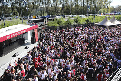 De dresscode op dit festival is wit-rood-wit. © De Brouwer