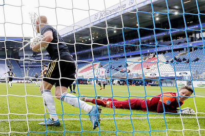 Klaassen is niet te beroerd om het balletje uit het net te halen, hoor! © Pro Shots