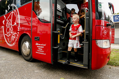 Kijk, de spelersbus van Ajax is er ook. Gaaf. © Pro Shots