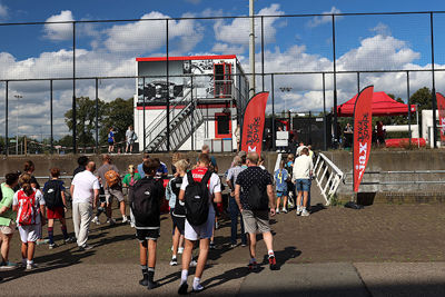 Allemaal op weg naar het veld naast de Johan Cruijff Arena. © De Brouwer