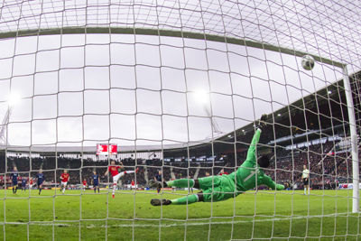 Dit zien we even niet aankomen, maar plotseling staat Ajax op achterstand...