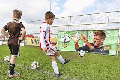 Ook Stekelenburg wordt stevig aan het werk gezet. © Pro Shots