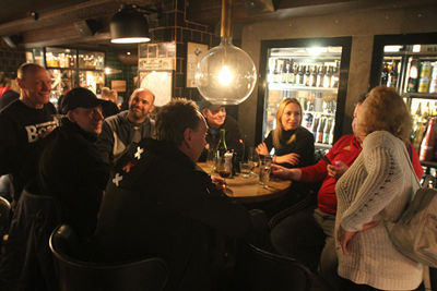 Gezelligheid in de kroegjes vooraf. © SV Ajax