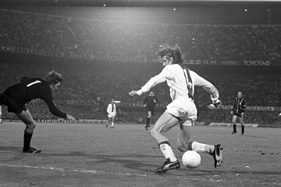 Cruijff krijgt dé kans om de openingstreffer op het scorebord te brengen. © Kick images/Ton den Haan