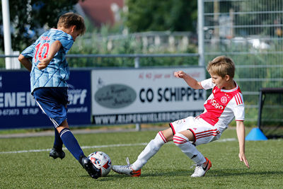 Er voorbij of toch tackle op de bal? © De Brouwer