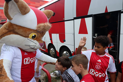 De spelersbus van Ajax was er ook. © De Brouwer