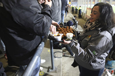 Cambuur toont zich gastvrij en deelt gratis bitterballen uit aan Ajacieden. © De Brouwer