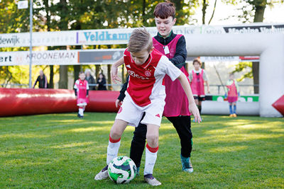 Je tegenstander van de bal houden zoals Brobbey. © Pro Shots