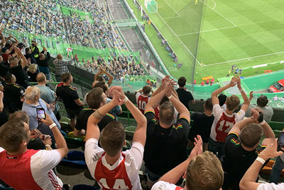 We klappen onze handen stuk. Voor wie? Voor Ajax Amsterdam! © Ajax Life