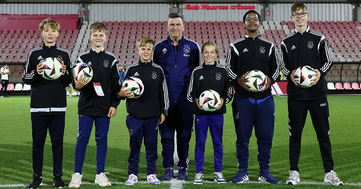 Become a ball boy or girl at Jong Ajax