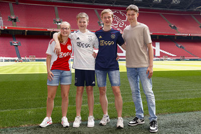 Romy, Thijmen, Levi en Kees zijn klaar voor de ontmoeting met Brobbey. © Pro Shots