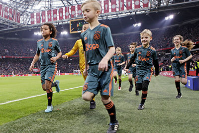 Mascottes Ajax Kids Club in uittenue bij Ajax - Ado Den Haag