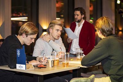 De quizmaster maakt het weer lekker lastig. © Pro Shots