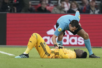 AMSTERDAM, JohanCruyff Arena, 22-12-2019, Dutch football Eredivisie season 2019-2020, Ajax goalkeeper Andre Onana and referee Dennis Higler during the game Ajax - ADO Den Haag.