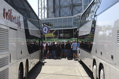 Bussen parkeren en naar binnen. © De Brouwer