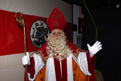 Sinterklaas bij het logo van zijn favoriete club. © De Brouwer