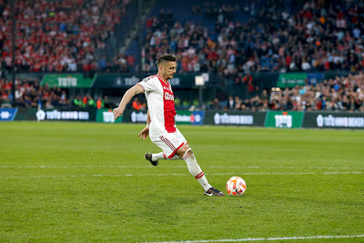 Tadic neemt de eerste pingel. © De Brouwer