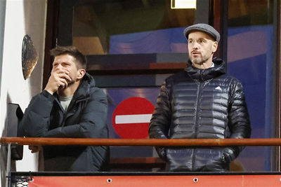 De trainer heeft ook veel oog voor de verrichtingen van Jong Ajax. © Pro Shots