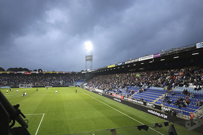 Het blijft fijn om de tribunes weer aardig vol te zien lopen. © De Brouwer