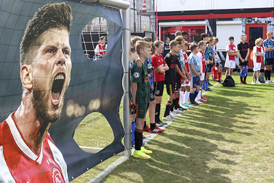 Net als Huntelaar de bal door het gat prikken. © De Brouwer