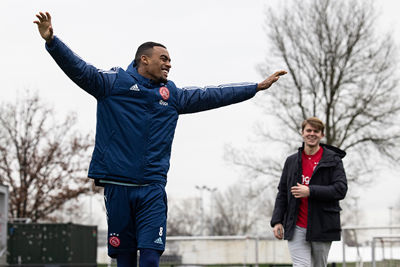 Gravenberch wint nipt van Martijn, zoals Ajax nipt van Feyenoord. Ook door Ryan! © Pro Shots