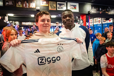 De winnaar ging er vandoor met een gesigneerd shirtje. © Pro Shots