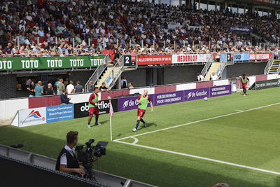 Klaassen loopt warm en wordt hartstochtelijk toegezongen. © De Brouwer