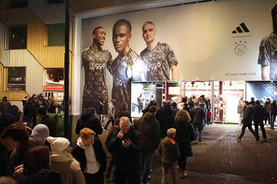 Hup, naar de Ajax Fanshop. De feestmaand komt eraan. © De Brouwer