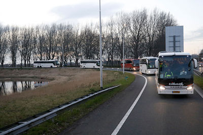 Goede of slechte tijden, al die bussen in een lint zijn en blijven een mooi gezicht. © De Brouwer