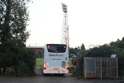 Gewoon de lichtmasten volgen en dan kom je er vanzelf. © De Brouwer