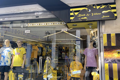 Of we de fanshop van AEK bezochten? Natuurlijk! © Ajax Life