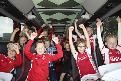 Tussendoor bewonderen we de spelersbus. © De Brouwer