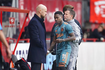 ENSCHEDE, 01-12-2019 , Stadium Grolsch Veste, season 2019 / 2020 . Dutch Eredivisie Football. Erik ten Hag and Quincy Promes during the game FC Twente - Ajax 2-5.