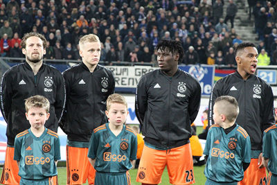 Even omdraaien, staan Donny en Traoré echt achter mij? © Ajax Kids Club