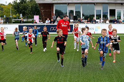 Kijk eens wat een bonte verzameling aan Ajaxshirts. © De Brouwer