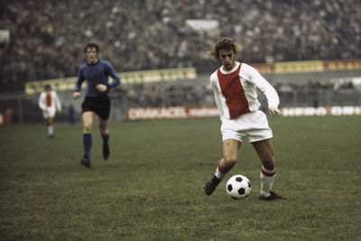 Het shirt, de bal, de speler. Pure voetbalnostalgie. © AFC Ajax