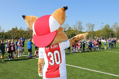 Die kant op ligt Dronten. Daar gaan we dinsdag voetballen. Doei! © De Brouwer