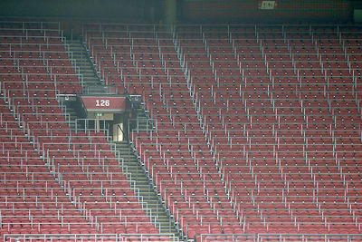 Ook geen fluitconcert voor Ajax, want lege stoeltjes. © De Brouwer