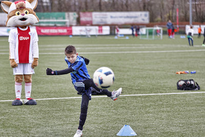 De bal zo lekker raken als Lucky toekijkt, is natuurlijk tof. © Pro Shots