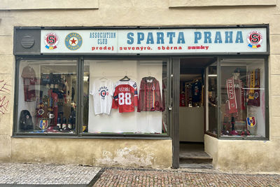 Een bezoekje aan de fanshop van grote broer Sparta Praag. © Ajax Life