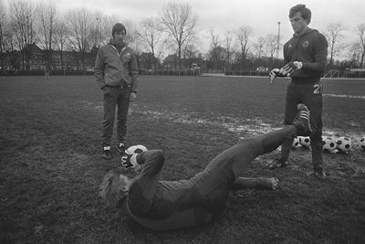 Cruijff ziet Schrijvers zich met Galjé uitsloven op het trainingsveld. © AFC Ajax