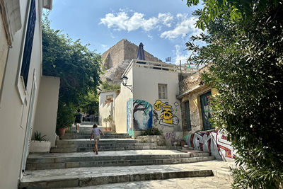 Deze trappen brengen ons naar de Akropolis. © Ajax Life