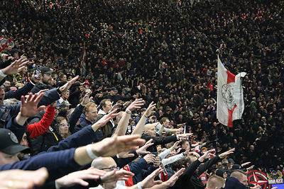 Spelers en supporters vieren het feestje samen, zoals zo vaak in Europa. © De Brouwer