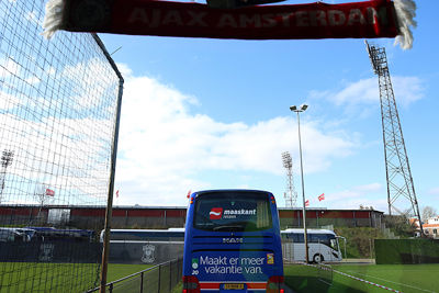 Busjes parkeren en dan kunnen we naar binnen. © De Brouwer