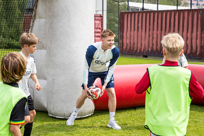 Hlynsson doet een potje mee en moet op doel. © Pro Shots