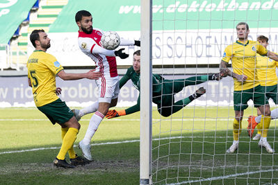 Ajax weer langszij? Nee, de arm van Labyad maakt dat dit doelpunt niet doorgaat. © Pro Shots