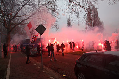 Supporters maken de belangen richting de klassieker duidelijk. © De Brouwer