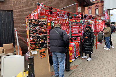 De straten rond Anfield kleuren al vroeg op de dag rood. © Ajax Life