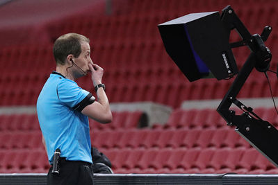 De arbiter liet het gaan, maar na een VAR-ingreep gaat de bal op de stip. © Pro Shots